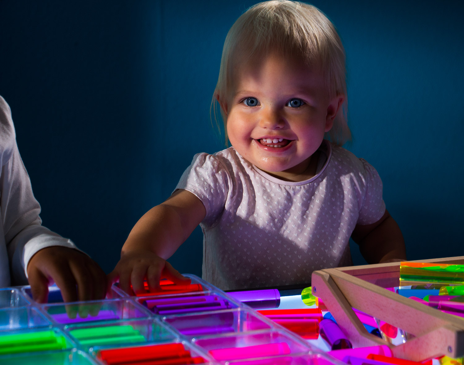 Luxy Regenbogen- Säulen im Holzkasten