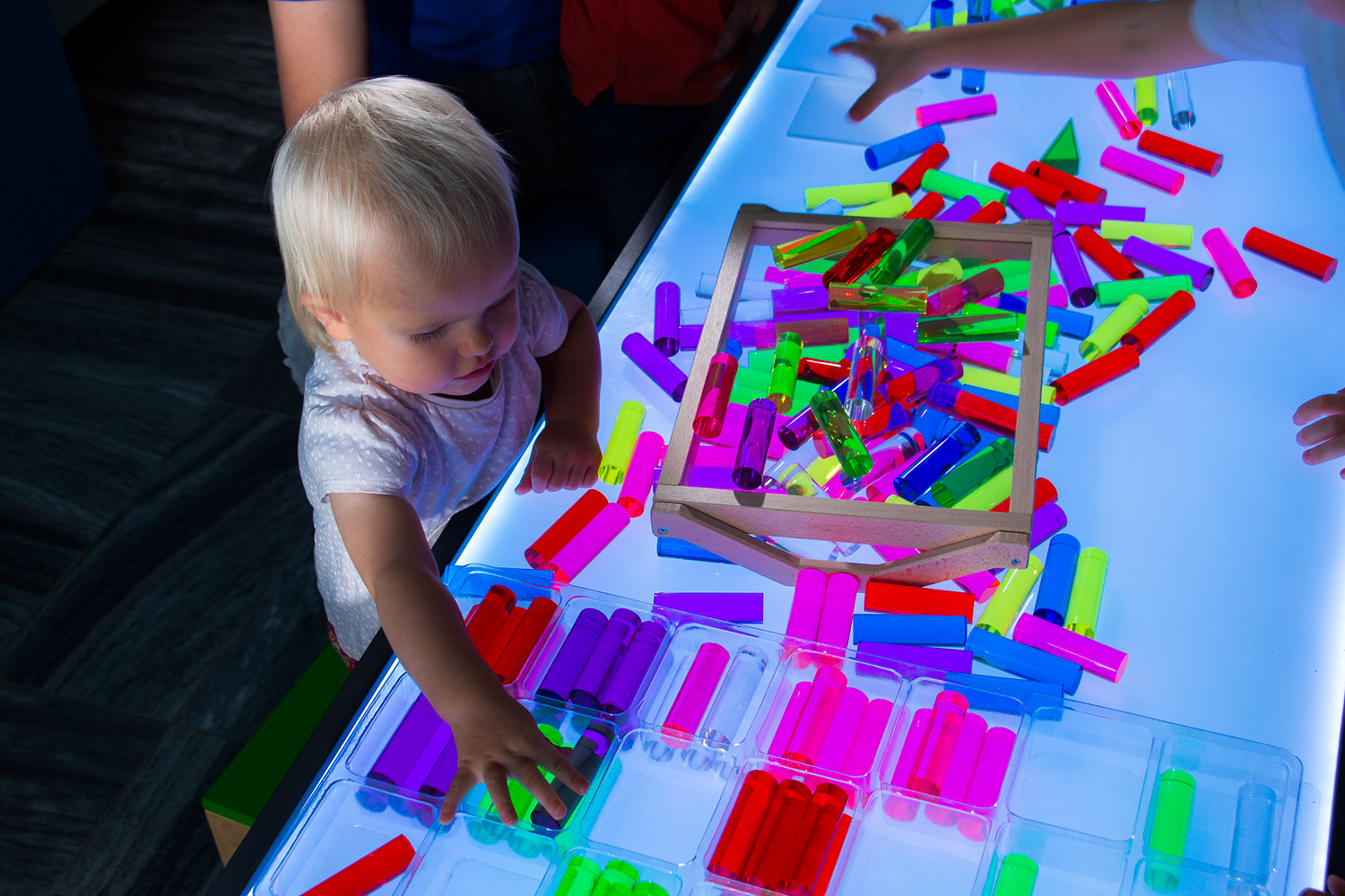 Luxy Regenbogen- Säulen im Holzkasten Luxy Regenbogen- Säulen im Holzkasten