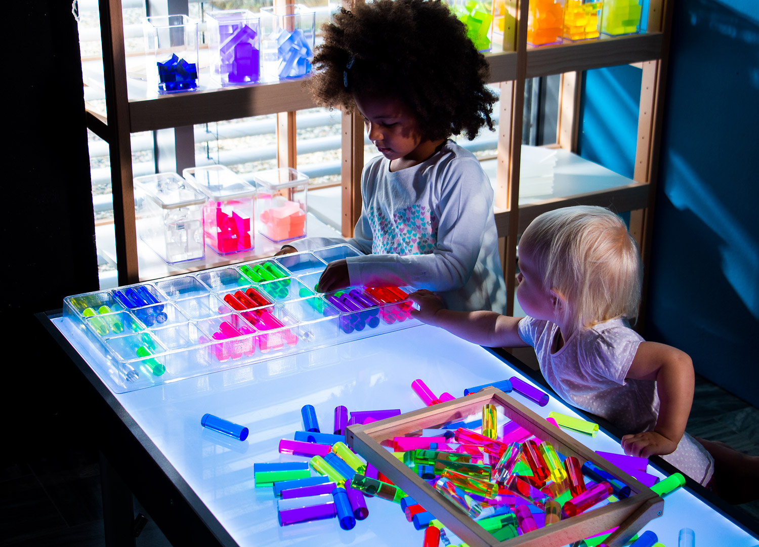 Luxy Regenbogen- Säulen im Holzkasten Luxy Regenbogen- Säulen im Holzkasten