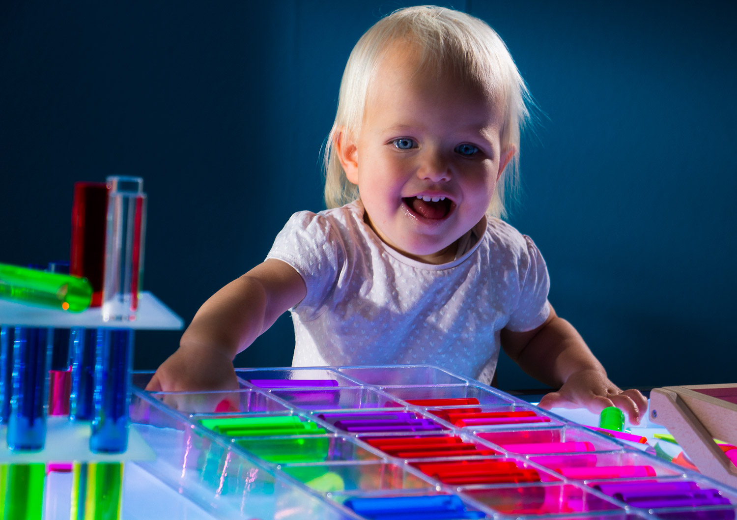 Luxy Regenbogen- Säulen im Holzkasten Luxy Regenbogen- Säulen im Holzkasten